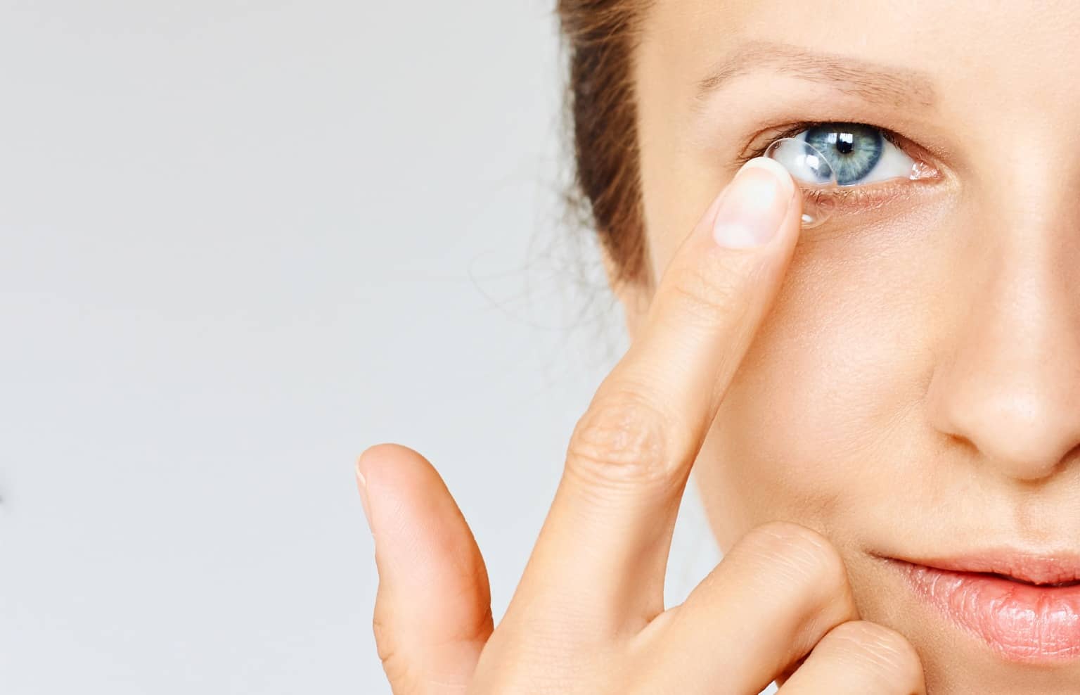 Puis-je continuer à mettre mes lentilles correctrices après une blépharoplastie ? | Dr Hayot | Paris