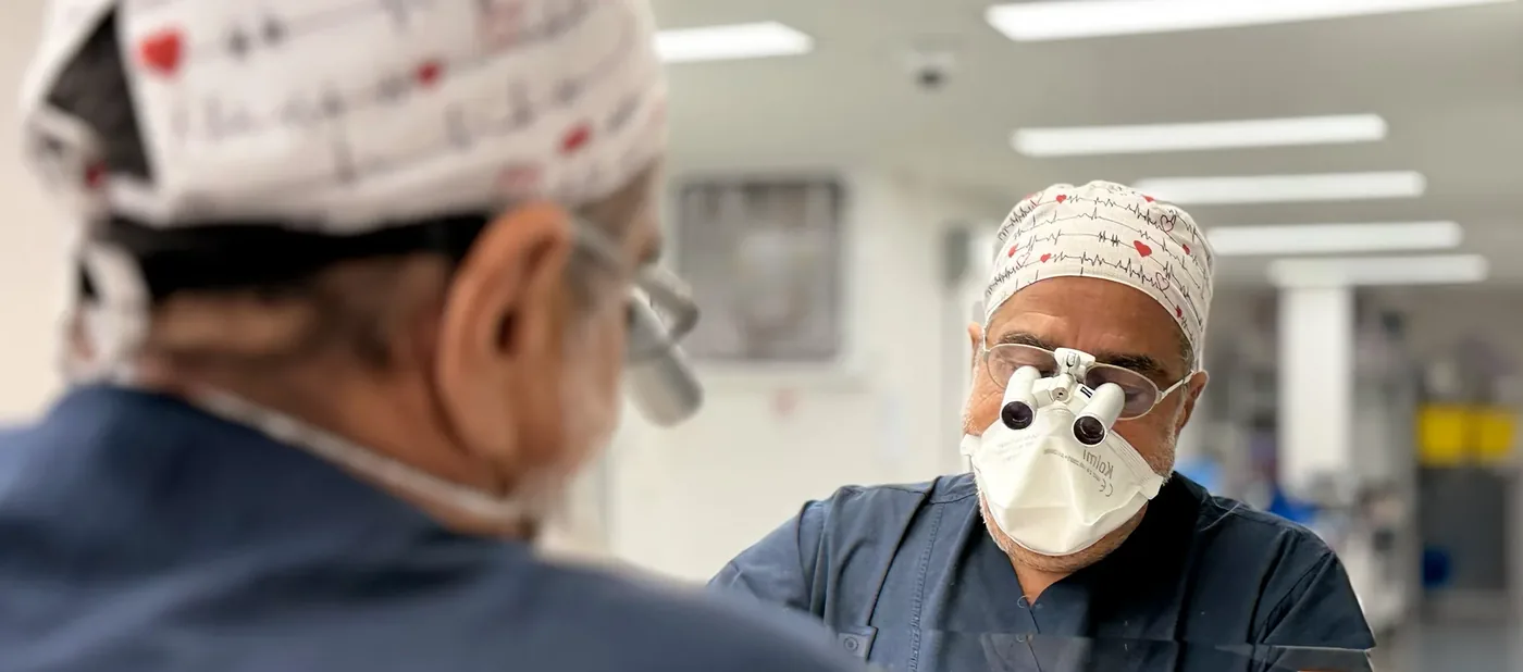 Le Dr Hayot au bloc opératoire, avec ses loupes