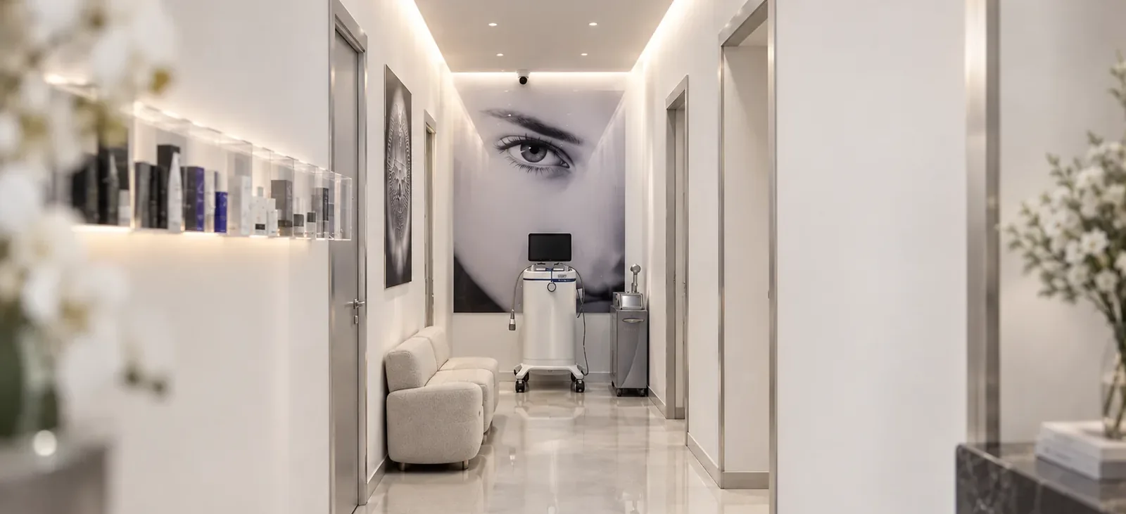 Le couloir lumineux du cabinet, au Centre Esthétique Trémoille, 20 rue de la Trémoille, Paris 8e