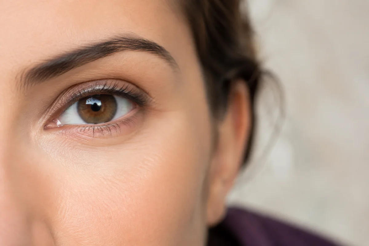 Effet Tyndall sous les yeux : pourquoi l’AH vire au bleu