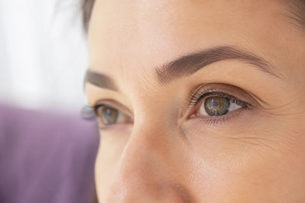 Yeux globuleux : causes, signes à surveiller et solutions