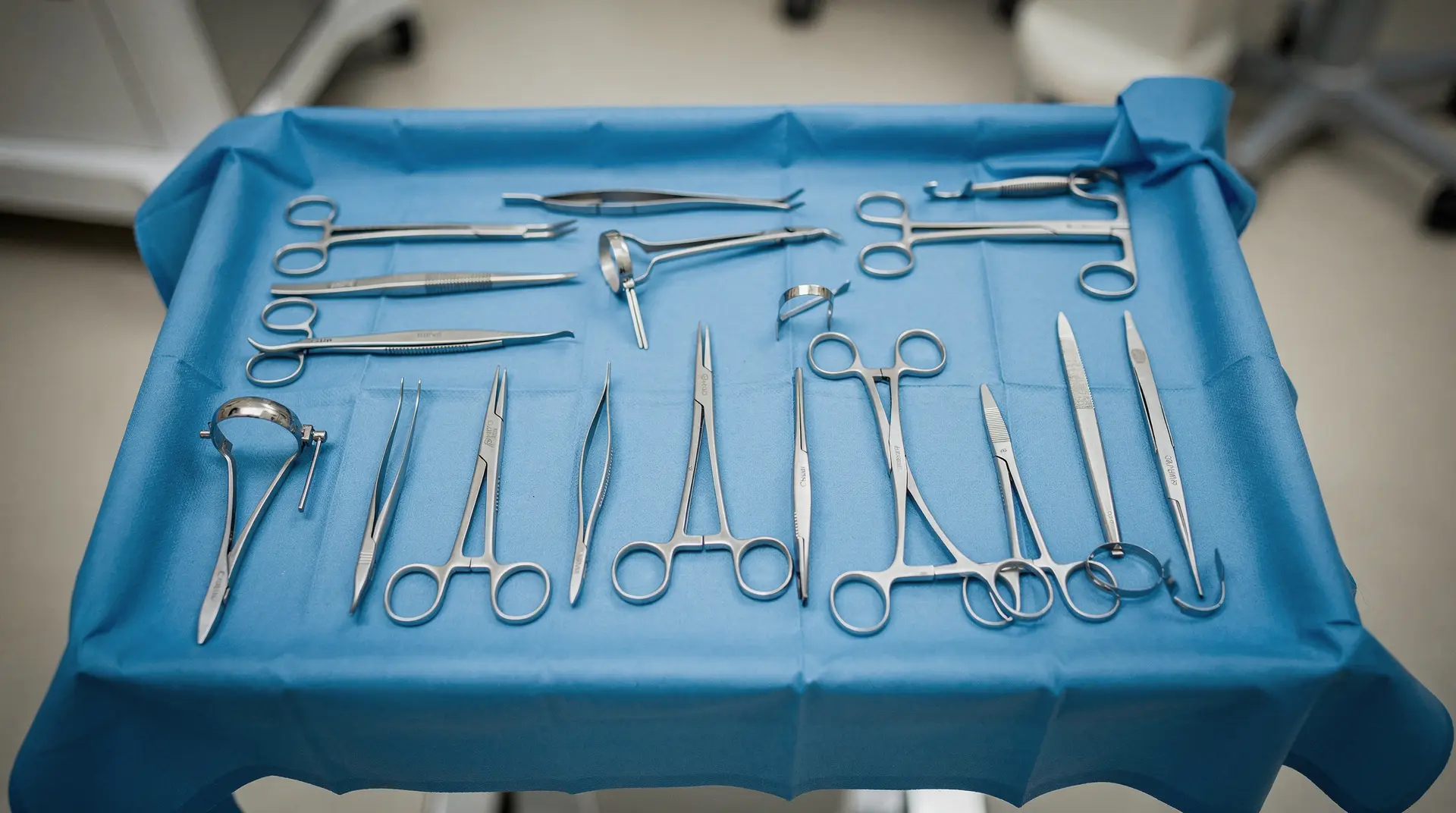 Chirurgie du Ptosis et Mullérectomie à Paris – Docteur Bernard Hayot plateau chirurgical preparation chirurgie du ptosis