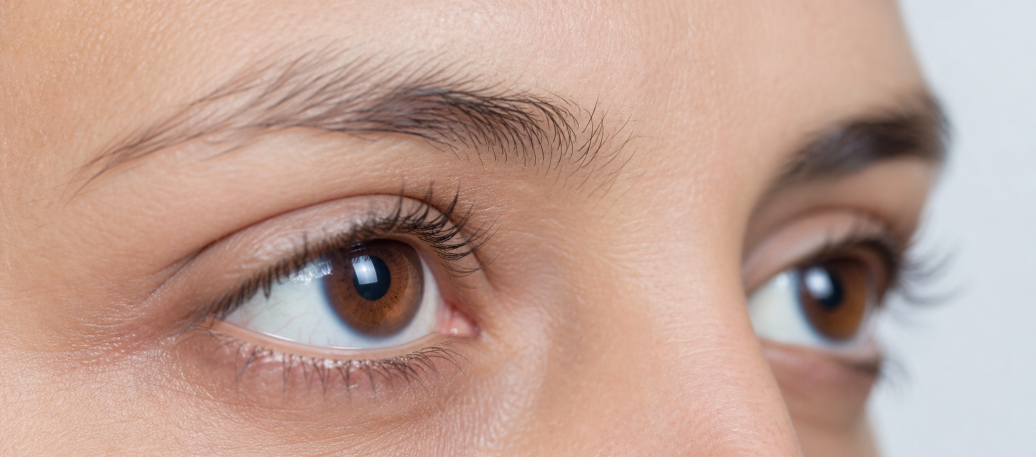 Sécheresse oculaire et blépharoplastie : pourquoi l’examen ophtalmologique compte – Docteur Bernard Hayot Contour de l’œil observé avant chirurgie des paupières, sans instrument visible