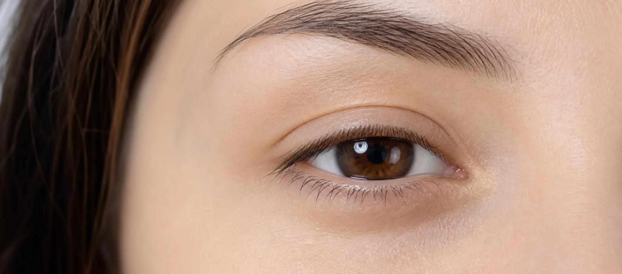 Préparer une blépharoplastie : peau, regard, traitements et récupération à anticiper – Docteur Bernard Hayot Regard au repos et suivi complémentaire avant ou après blépharoplastie