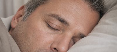 Paupières flasques et yeux rouges au réveil : quel lien avec l’apnée ?